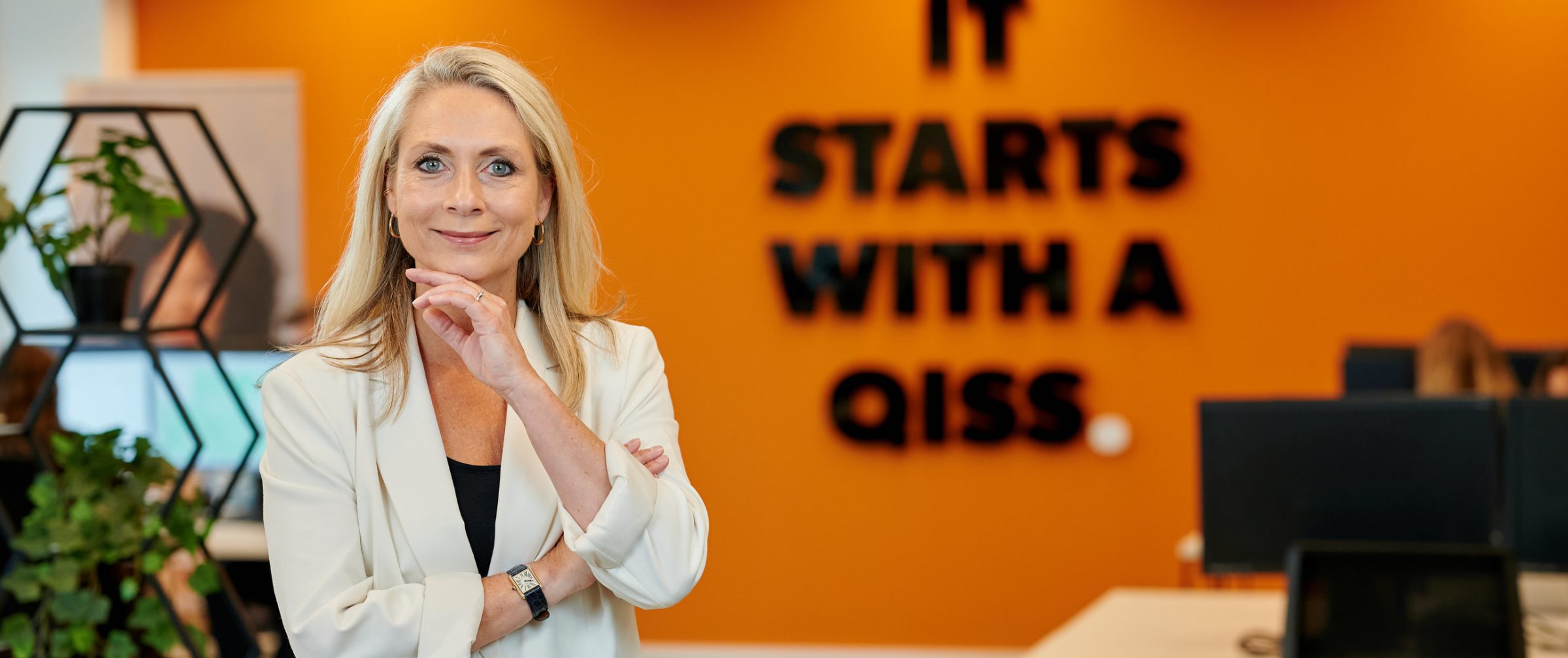 Managing Director Esther Jousma staat op het kantoor van QISS IT.