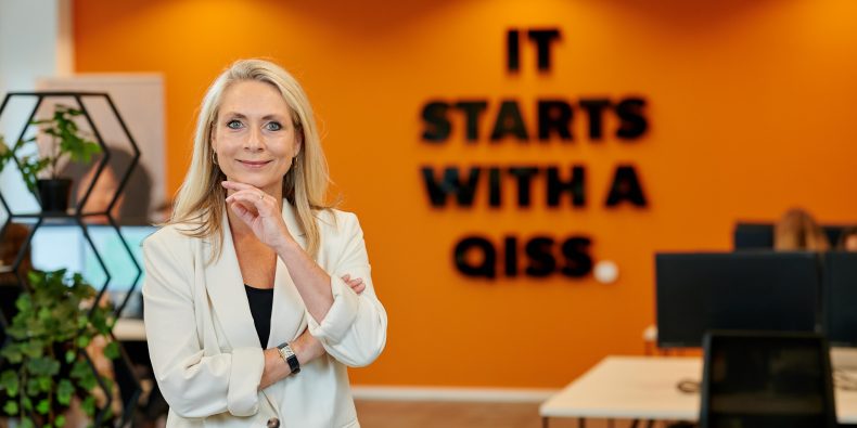 Managing Director Esther Jousma staat op het kantoor van QISS IT.
