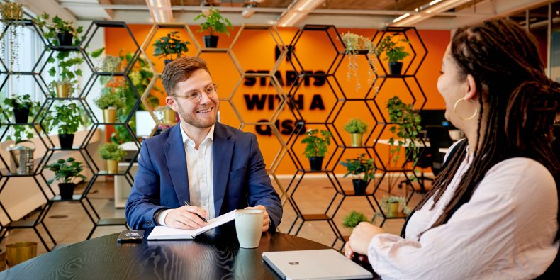 QISS IT Accountmanager en trainee in gesprek aan tafel