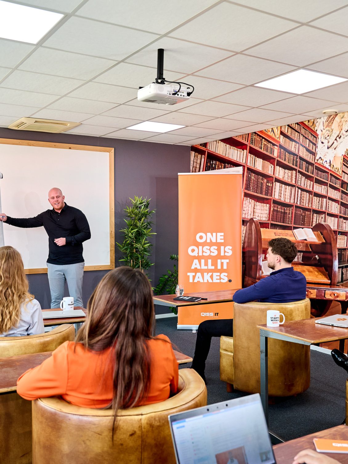 Trainer die uitleg geeft tijdens de bootcamp