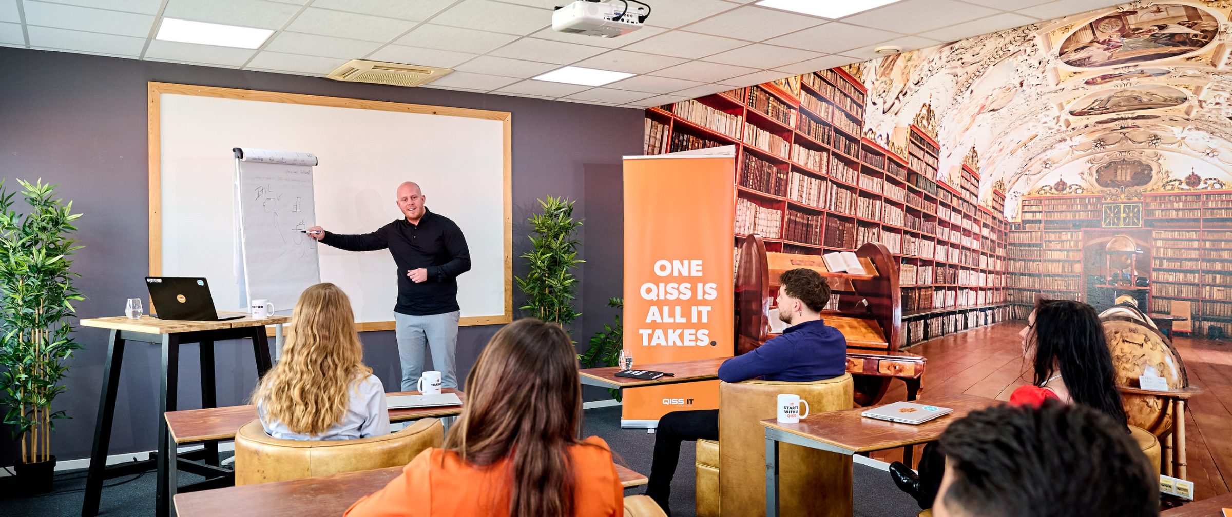 Trainer die uitleg geeft tijdens de bootcamp