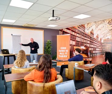 Trainer die uitleg geeft tijdens de bootcamp