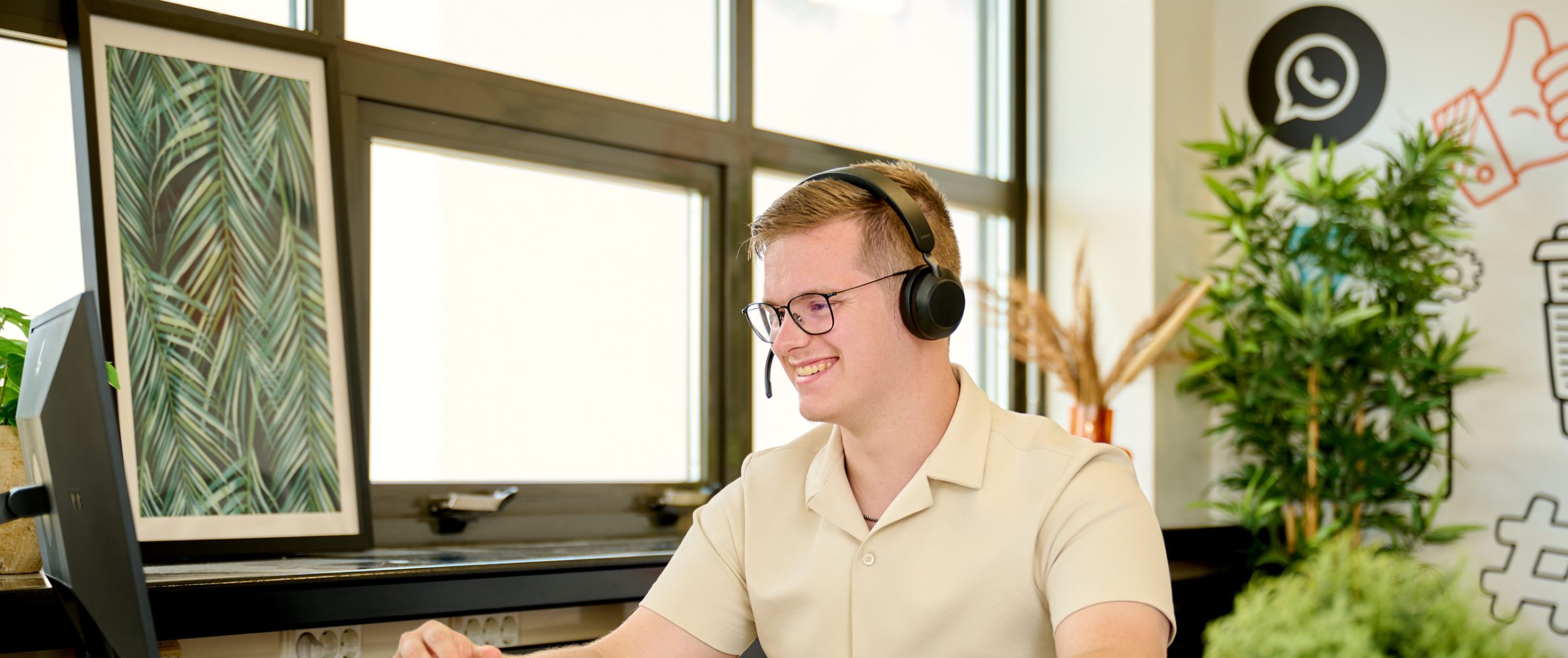 IT-Professional van QISS IT zit achter zijn bureau met headset op