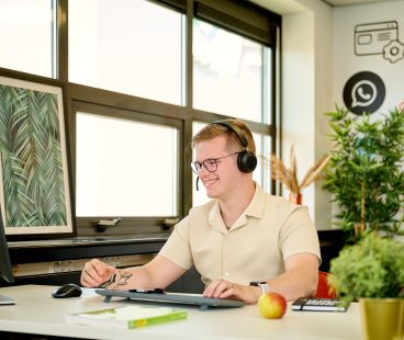 IT-Professional van QISS IT zit achter zijn bureau met headset op