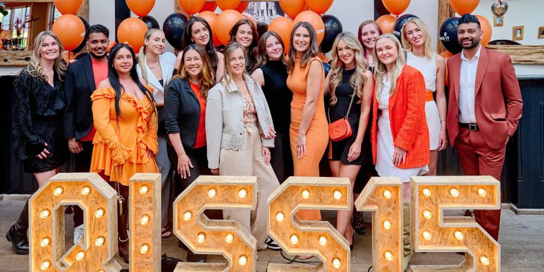 Medewerkers van QISS IT staan achter gouden letters met QISS 15 jaar