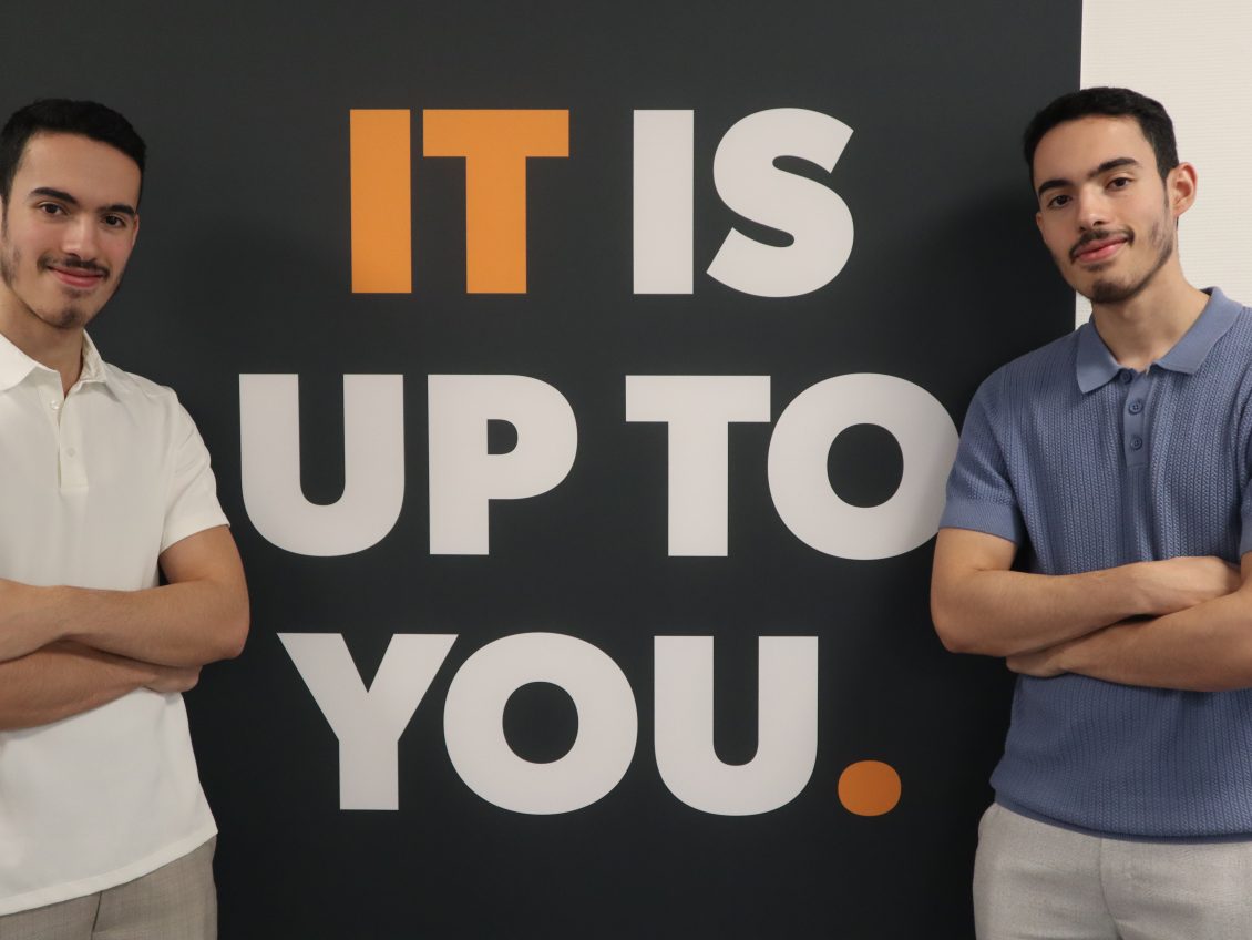 Incompany trainers Nassim en Wassim staan bij QISS IT