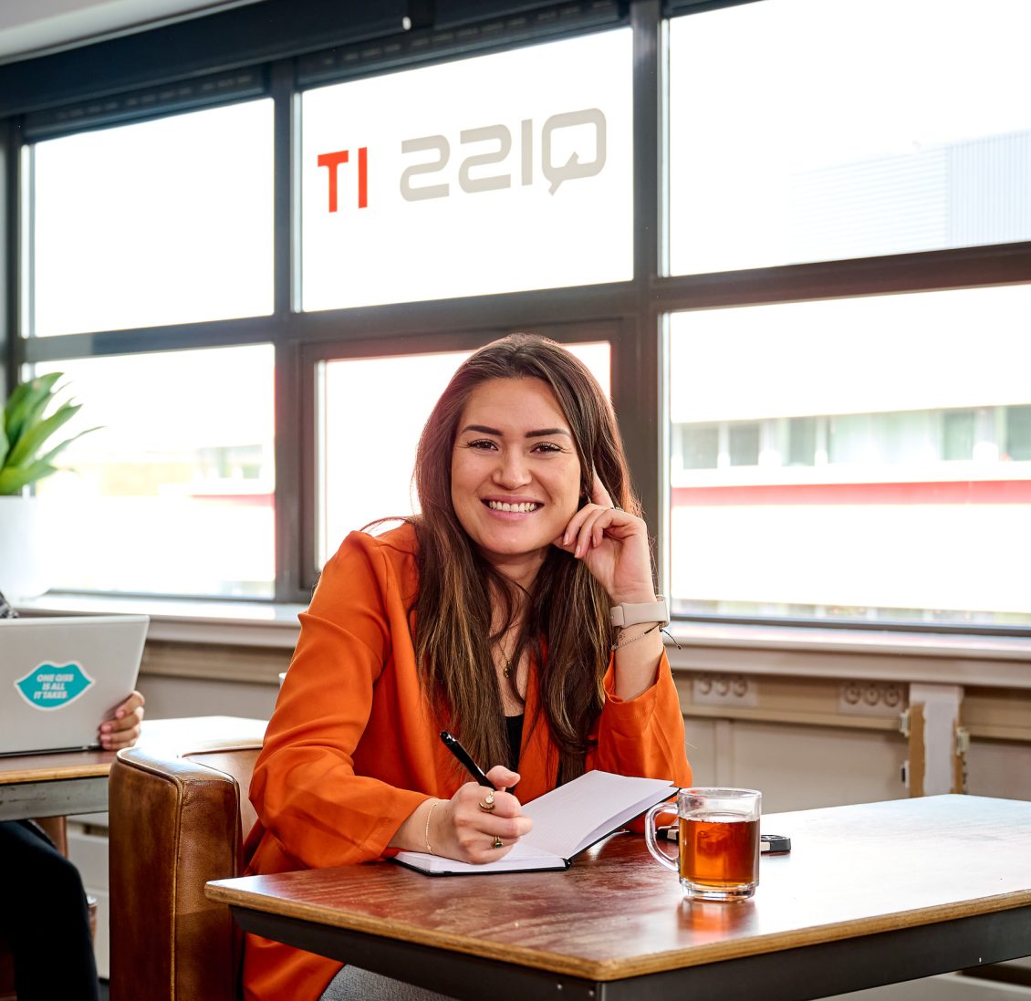 QISSer zit aan tafel tijdens een training