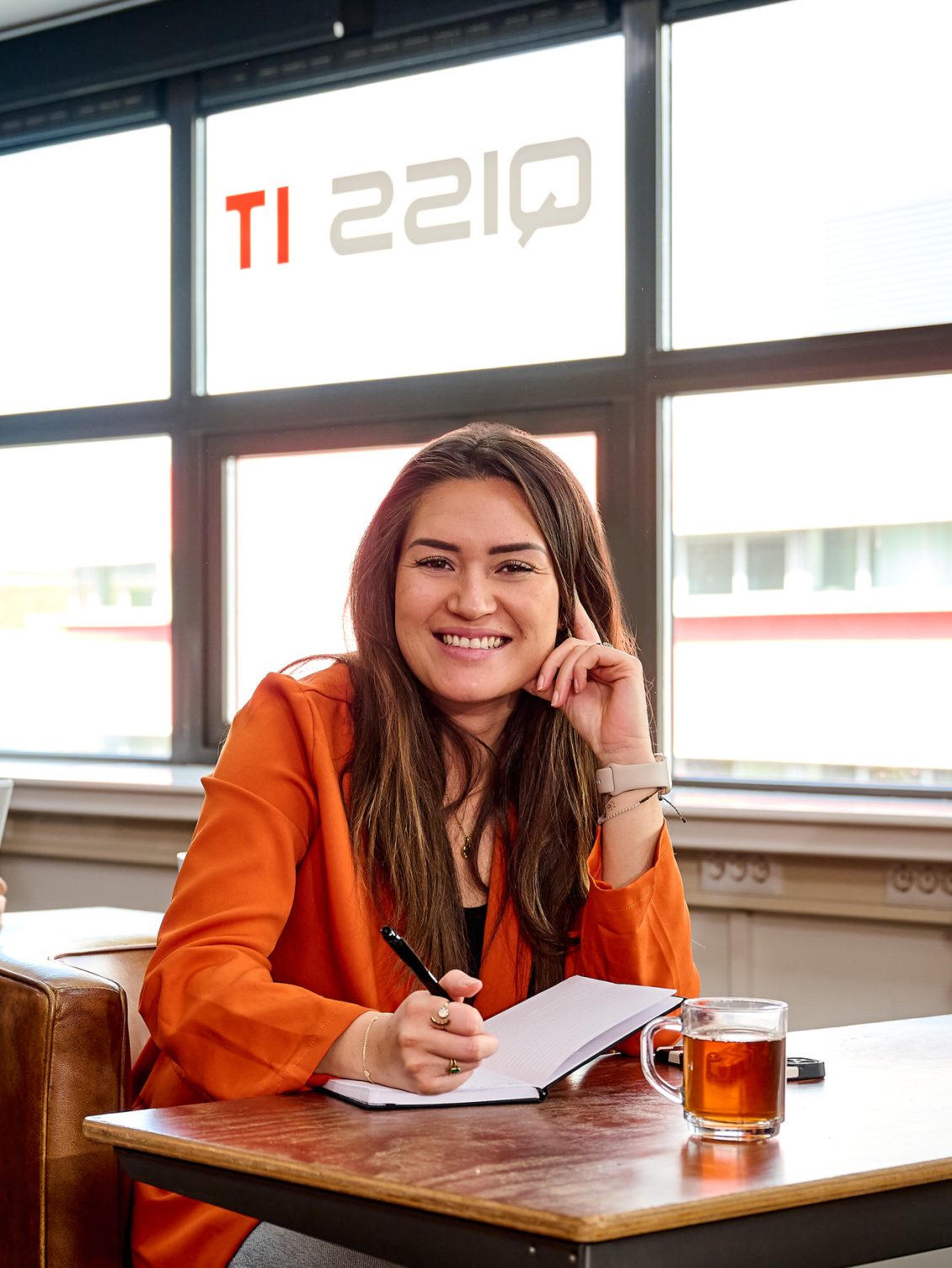 QISSer zit aan tafel tijdens een training