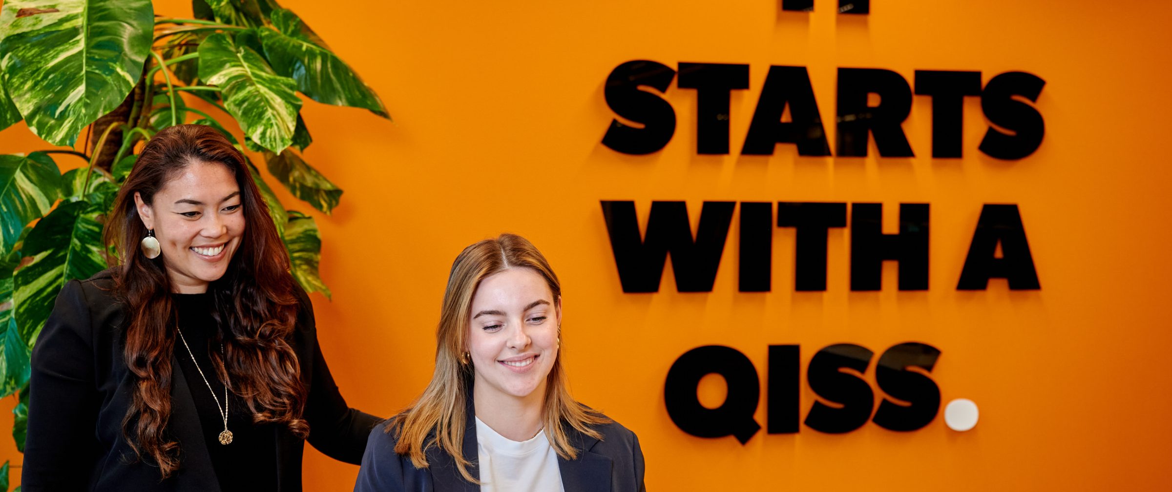 QISSer die een gebruiker helpt bij de nieuwe werkplek.