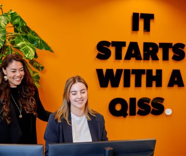 QISSer die een gebruiker helpt bij de nieuwe werkplek.