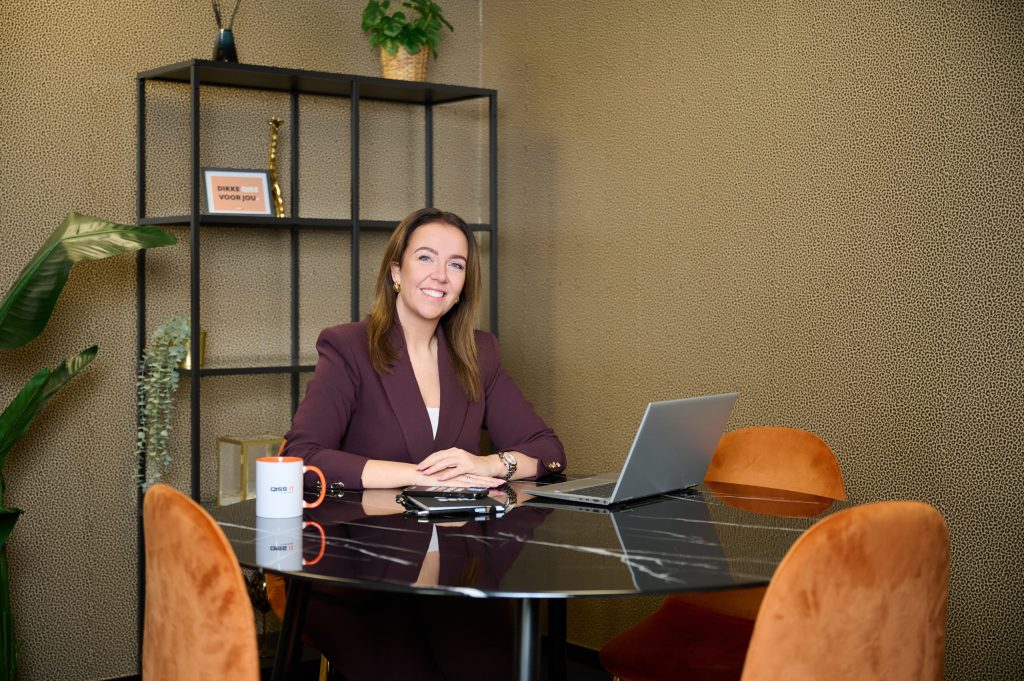 Accountmanager van QISS IT zit aan tafel voor een adviesgesprek