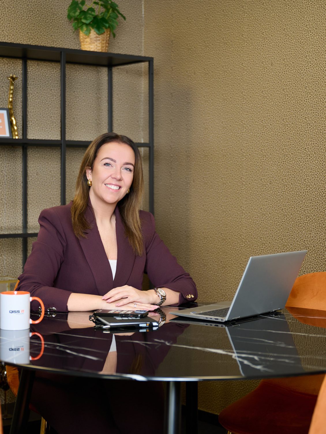 Accountmanager van QISS IT zit aan tafel voor een adviesgesprek