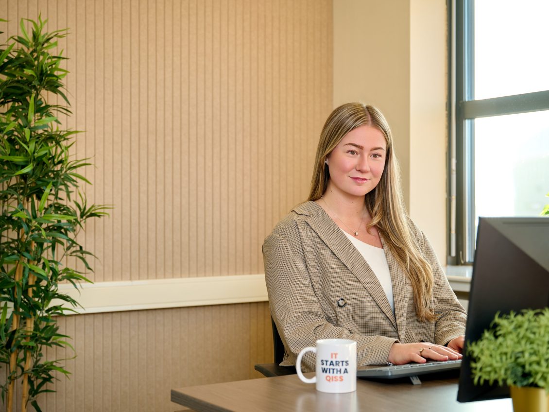 IT professional zit aan haar bureau aan het werk