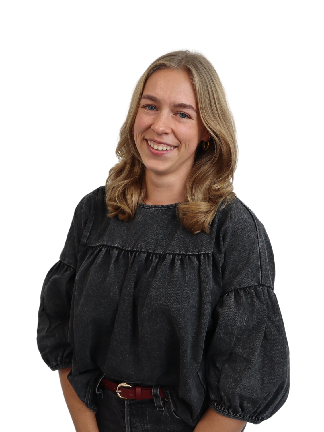 IT professional Babette staat en kijkt lachend in de camera