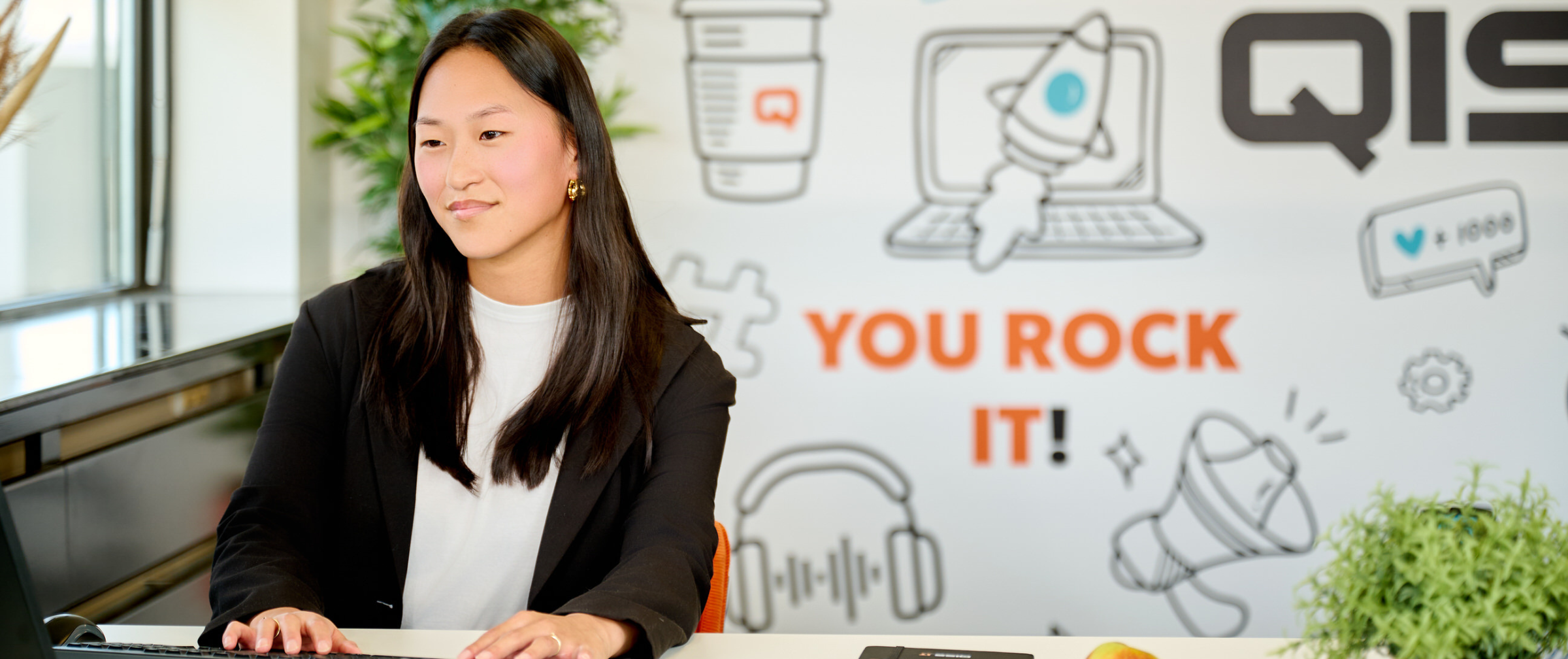 Vrouwelijke IT Professional van QISS IT achter haar laptop aan het werk